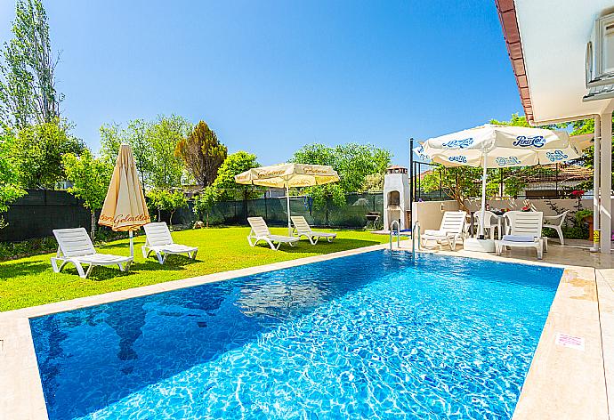 Private pool, terrace, and garden . - Villa Zonkdemir . (Galería de imágenes) }}