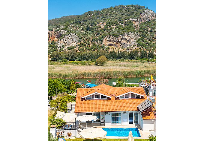 Aerial view of Villa Zonkdemir showing view of Dalyan river and the ancient Lycian rock tombs . - Villa Zonkdemir . (Galerie de photos) }}