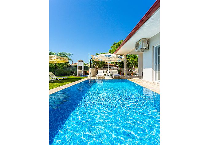 Private pool, terrace, and garden . - Villa Zonkdemir . (Galería de imágenes) }}