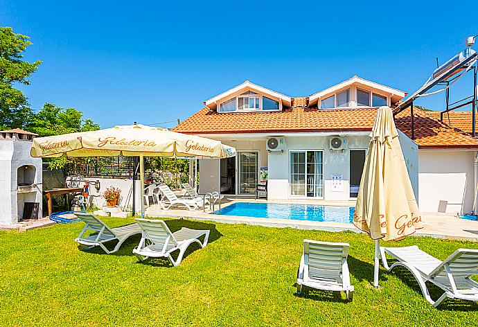 Beautiful villa with private pool, terrace, and garden . - Villa Zonkdemir . (Galería de imágenes) }}