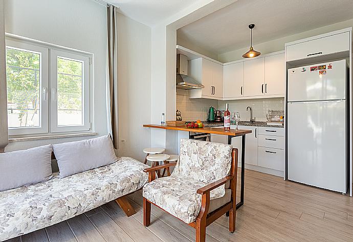 Open-plan living room with equipped kitchen, A/C, WiFi internet, satellite TV, and pool terrace access . - Villa Zonkdemir . (Galleria fotografica) }}