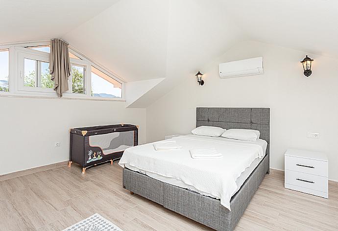 Double bedroom with A/C and upper terrace access . - Villa Zonkdemir . (Fotogalerie) }}