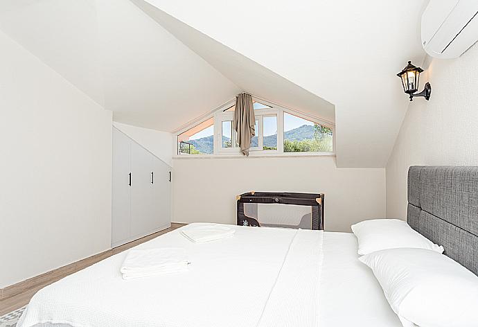 Double bedroom with A/C and upper terrace access . - Villa Zonkdemir . (Galleria fotografica) }}