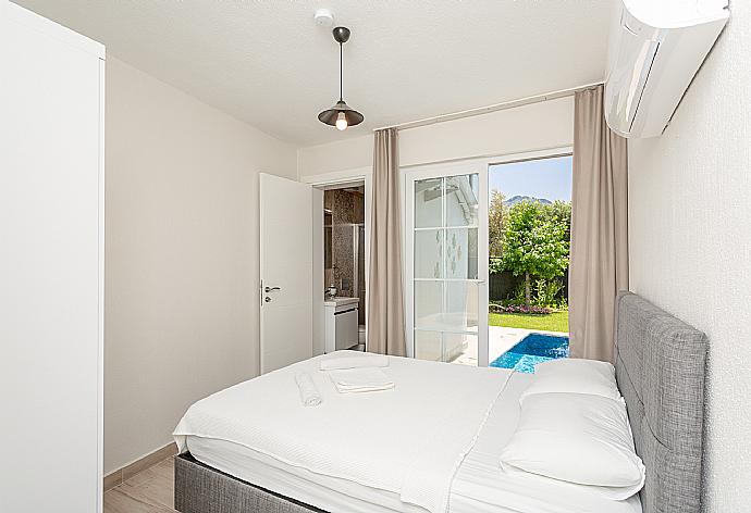 Double bedroom with en suite bathroom, A/C, and pool terrace access . - Villa Zonkdemir . (Galería de imágenes) }}