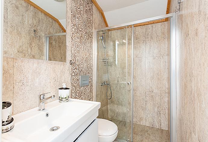 En suite bathroom with shower . - Villa Zonkdemir . (Galería de imágenes) }}