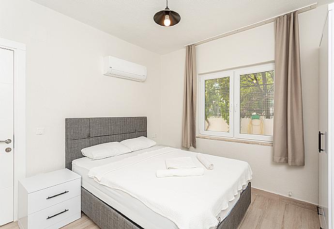 Double bedroom with en suite bathroom and A/C . - Villa Zonkdemir . (Photo Gallery) }}