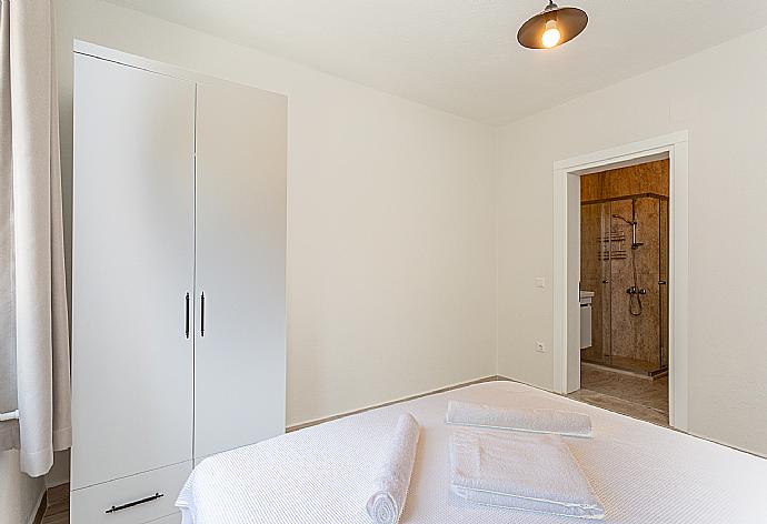 Double bedroom with en suite bathroom and A/C . - Villa Zonkdemir . (Fotogalerie) }}