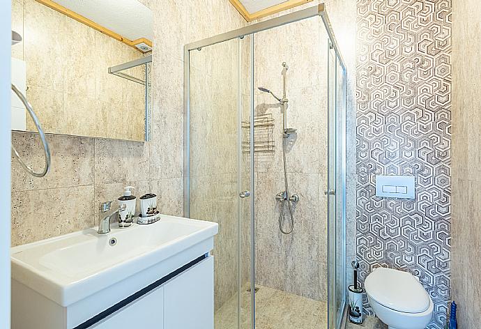 En suite bathroom with shower . - Villa Zonkdemir . (Galería de imágenes) }}