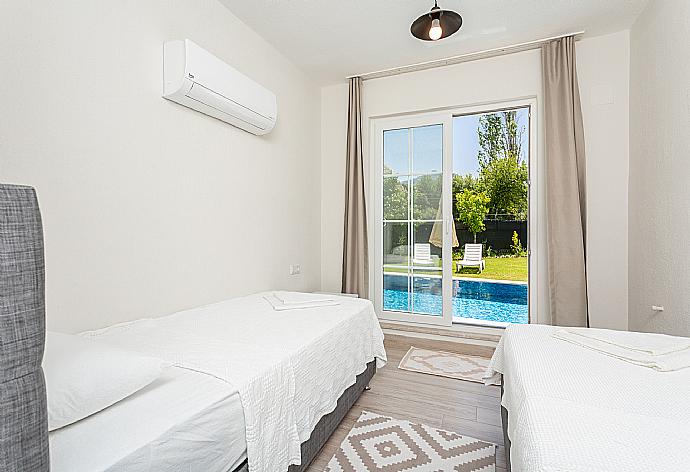 Twin bedroom with A/C and pool terrace access . - Villa Zonkdemir . (Galleria fotografica) }}