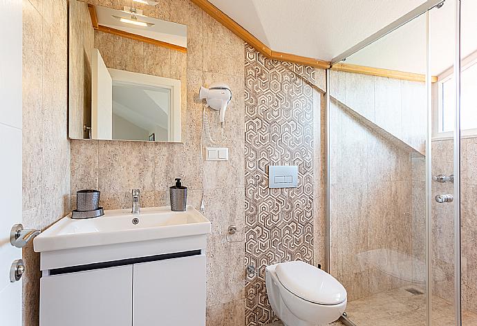 Family bathroom with shower . - Villa Zonkdemir . (Galleria fotografica) }}