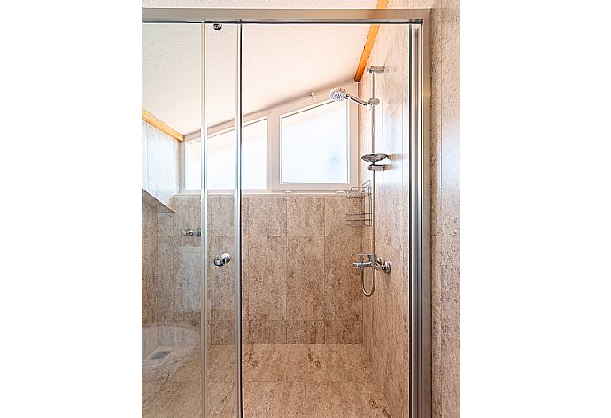 Family bathroom with shower . - Villa Zonkdemir . (Galerie de photos) }}