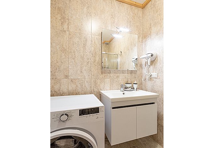 Family bathroom with shower . - Villa Zonkdemir . (Fotogalerie) }}