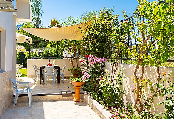 Garden area . - Villa Zonkdemir . (Photo Gallery) }}