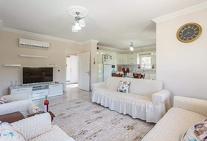 Open-plan living room with sofas, dining area, kitchen, A/C, WiFi internet, satellite TV, and terrace access . - Villa Toprak . (Galleria fotografica) }}