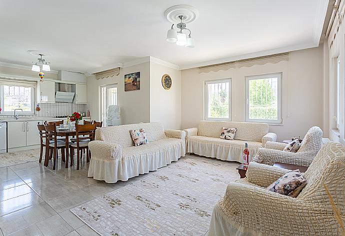 Open-plan living room with sofas, dining area, kitchen, A/C, WiFi internet, satellite TV, and terrace access . - Villa Toprak . (Galleria fotografica) }}