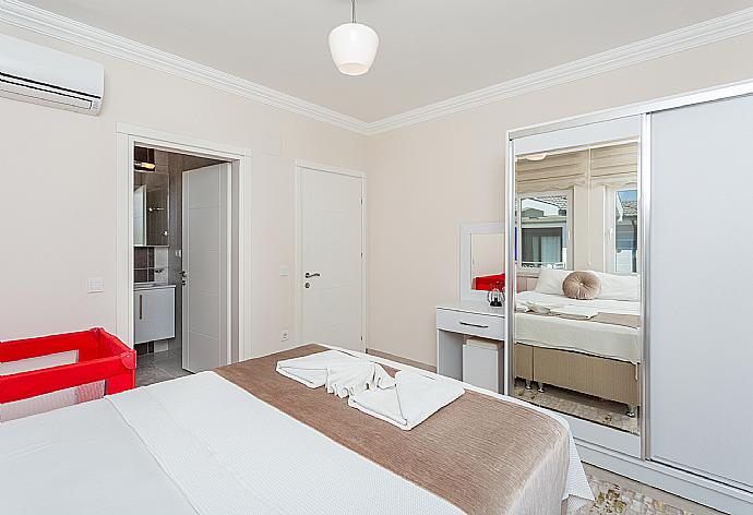 Double bedroom with en suite bathroom and A/C . - Villa Toprak . (Galleria fotografica) }}