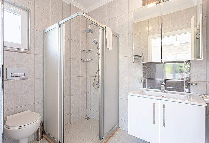 En suite bathroom with shower . - Villa Toprak . (Fotogalerie) }}