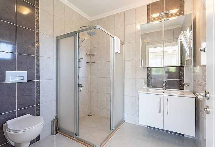 En suite bathroom with shower . - Villa Toprak . (Galerie de photos) }}