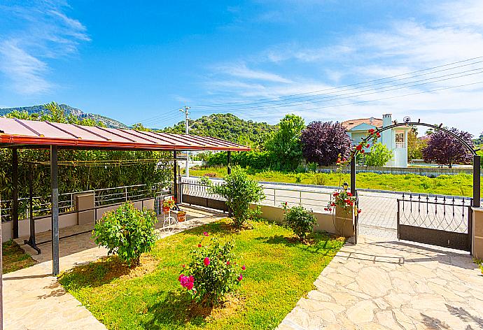 Garden and parking area . - Villa Toprak . (Galerie de photos) }}