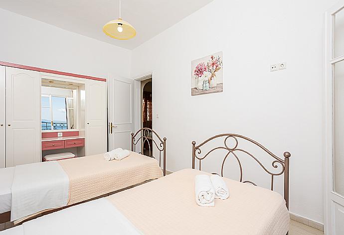 Twin bedroom with A/C and balcony access with sea views . - Villa Ilios . (Галерея фотографий) }}