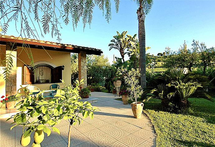 Garden area . - Villa Aster . (Fotogalerie) }}