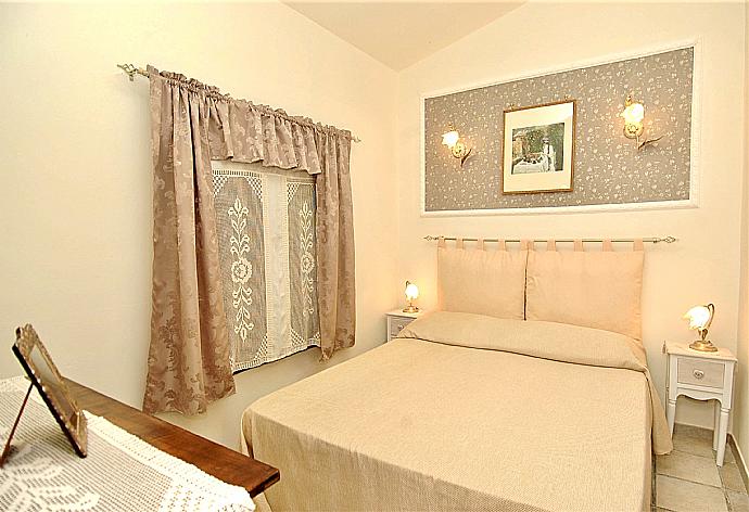 Double bedroom with en suite bathroom, A/C . - Villa Aster . (Photo Gallery) }}