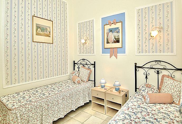 Twin bedroom with en suite bathroom, A/C . - Villa Aster . (Галерея фотографий) }}