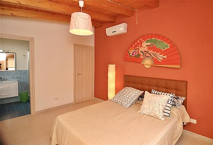  Double bedroom with en suite bathroom, A/C . - Villa Aster . (Galleria fotografica) }}