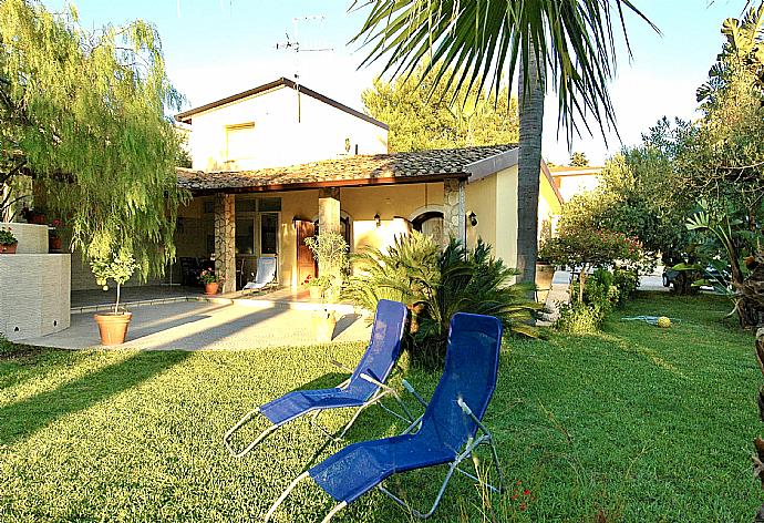 Garden area . - Villa Aster . (Fotogalerie) }}