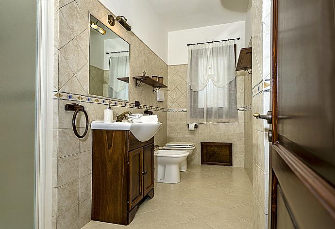  En suite bathroom with shower . - Villa Camelia . (Galería de imágenes) }}