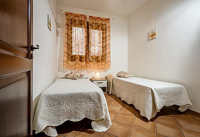 Twin bedroom . - Villa Camelia . (Fotogalerie) }}