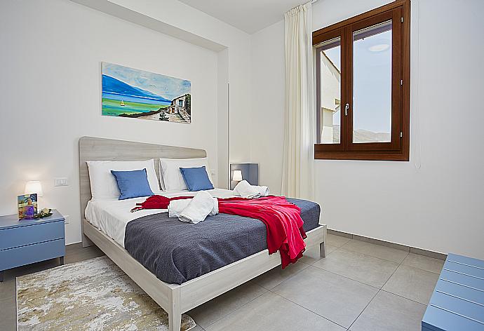  Double bedroom with en suite bathroom, A/C . - Villa Dalia . (Fotogalerie) }}