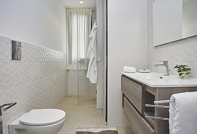 En suite bathroom with shower . - Villa Dalia . (Galerie de photos) }}