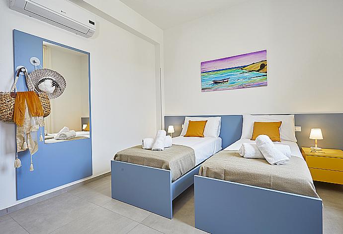 Twin bedroom with en suite bathroom . - Villa Dalia . (Photo Gallery) }}