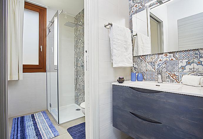 En suite bathroom with shower . - Villa Dalia . (Galerie de photos) }}