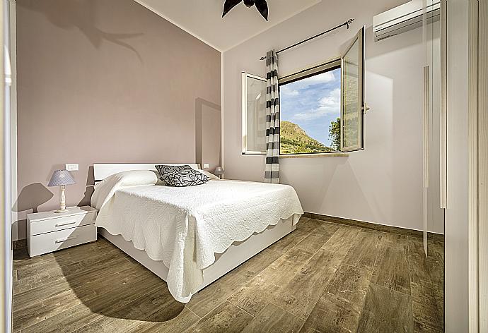 ,Double bedroom with en suite bathroom, A/C . - Villa Gardenia . (Galleria fotografica) }}