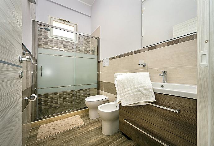 En suite bathroom with bath and shower . - Villa Gardenia . (Galerie de photos) }}