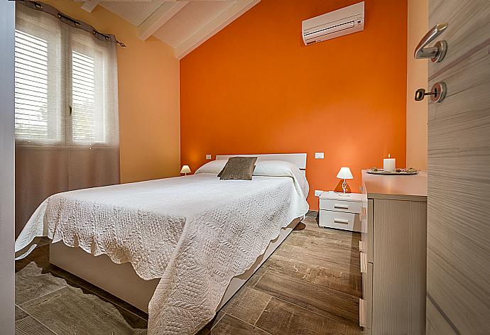 Double bedroom with en suite bathroom, A/C . - Villa Gardenia . (Galería de imágenes) }}