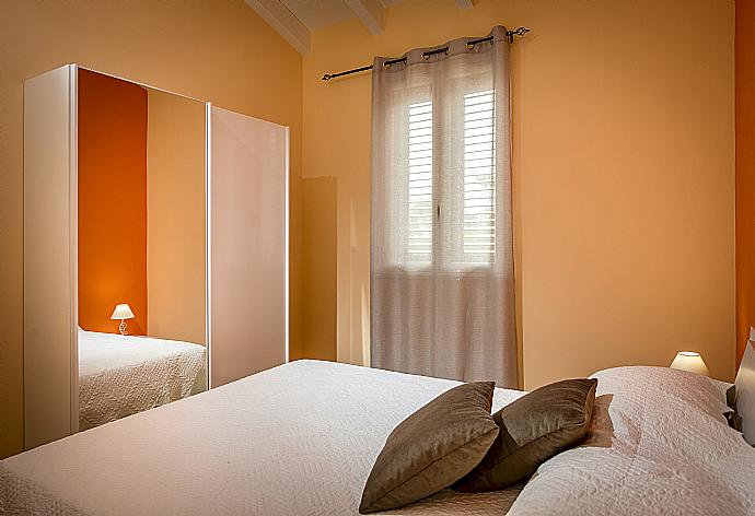 Double bedroom with en suite bathroom, A/C . - Villa Gardenia . (Galería de imágenes) }}