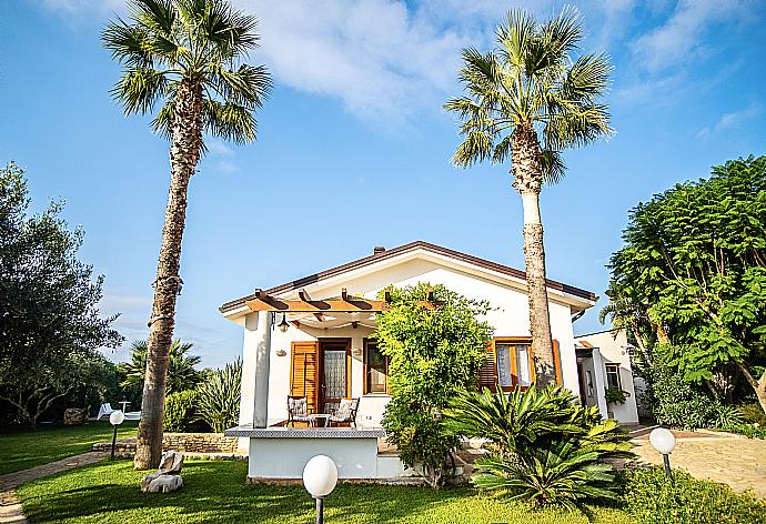 Beautiful villa with private pool, terrace, and garden . - Villa Lilla . (Galerie de photos) }}