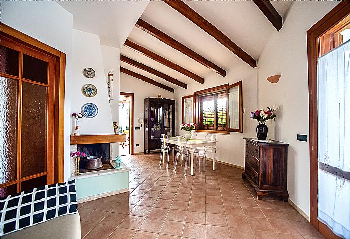 Living room with sofa, dining area, ornamental fireplace, A/C, WiFi internet, and satellite TV . - Villa Lilla . (Galería de imágenes) }}