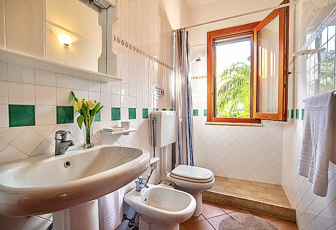 Bathroom with shower . - Villa Lilla . (Fotogalerie) }}