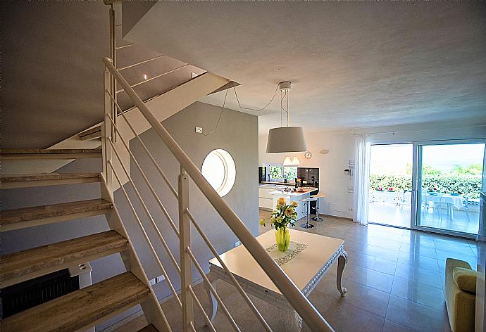 Open-plan living room with sofa, dining area, kitchen, A/C, WiFi internet, and satellite TV . - Villa Orchidea . (Galleria fotografica) }}