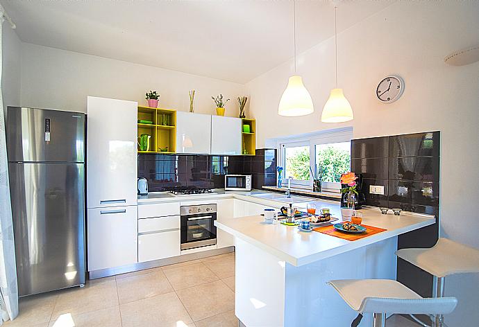 Equipped kitchen . - Villa Orchidea . (Galerie de photos) }}