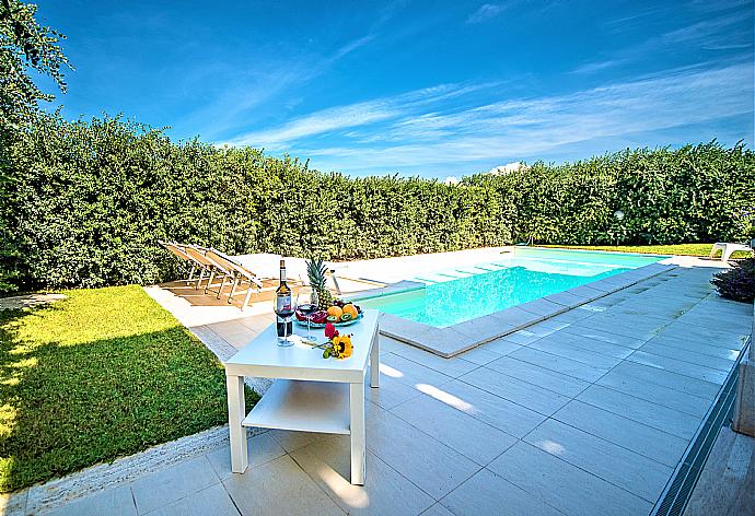 Private pool and terrace . - Villa Orchidea . (Galería de imágenes) }}