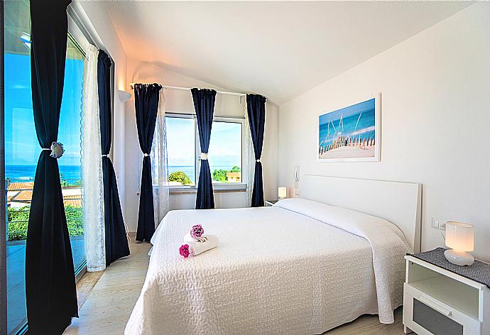 Double bedroom with A/C and upper terrace access . - Villa Orchidea . (Galería de imágenes) }}