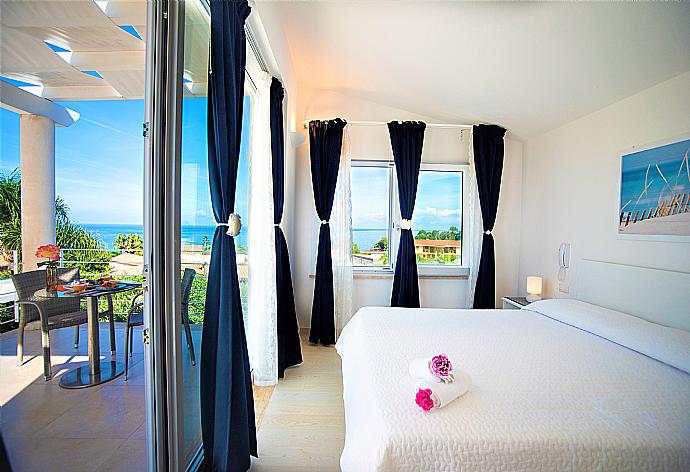 Double bedroom with A/C and upper terrace access . - Villa Orchidea . (Fotogalerie) }}