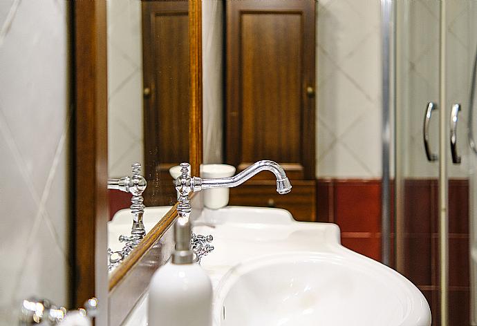 Bathroom with shower . - Villa Peonia . (Photo Gallery) }}