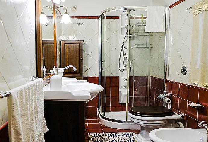 Bathroom with shower . - Villa Peonia . (Fotogalerie) }}