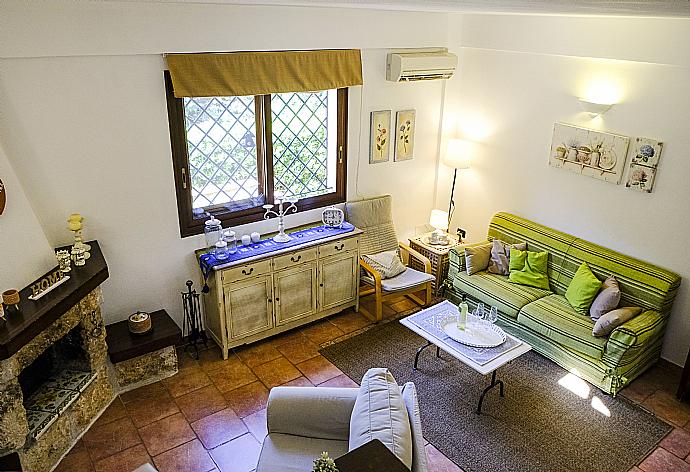 Open-plan living room with sofas, dining area, kitchen, ornamental fireplace, A/C, WiFi internet, and satellite TV . - Villa Peonia . (Fotogalerie) }}